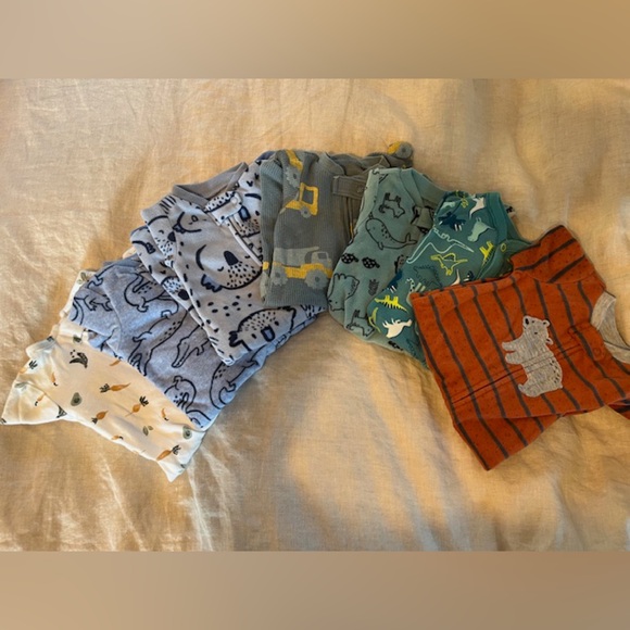Carter's Newborn Boy Bundle: Assorted Animal and Dinosaur Print Footies - Picture 1 of 10